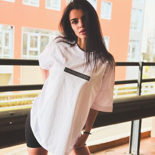 БЯЛА ОВЪРСАЙЗ ТЕНИСКА